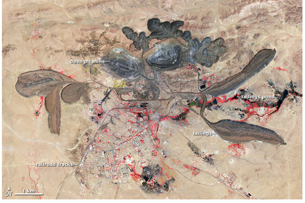 Rysunek 1. Widok z kosmosu odkrywkowej kopalni rud REE Bayan Obo (Chiny, Mongolia Wewnętrzna) [Wikipedia]